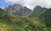 31 Un rifugio e la sua montagna